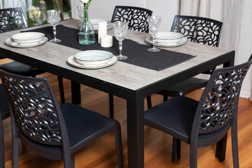 SIEDITI FUORI E DENTRO Chaises en résine avec Fibre de Verre empilables pour intérieur/Cuisine/Salle à Manger et extérieur/Jardin Anna (4 Chaises, Noir)