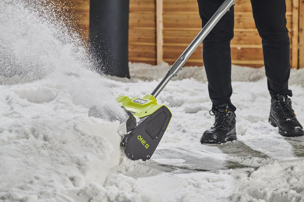 Fraise à Neige Sans Fil 18V ONE+ RY18ST25A-0 – Largeur de Déblaiement 25cm, Poignée Repliable, Compacte et Légère – Neige Fraîche, Allées, Terrasse – Batterie Non Incluse