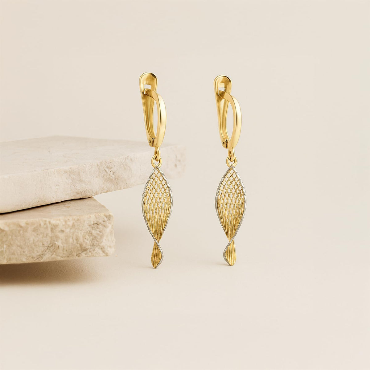 CARISSIMA Boucles d’oreilles femme en or jaune 9 ct petites gouttes carrées à motif