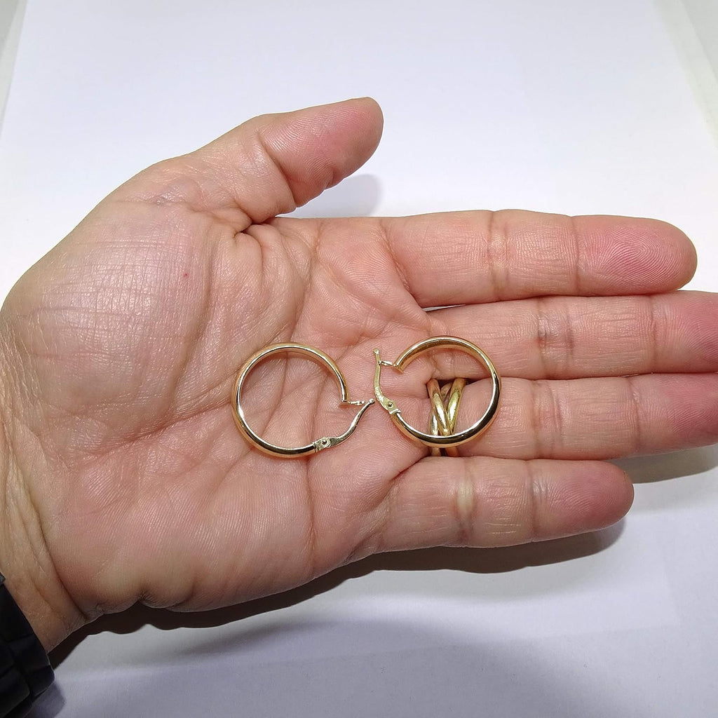 Boucles d'oreilles créoles en or jaune 18 carats avec tube demi-tige de 4 mm de large par 2,3 cm de diamètre extérieur. 2,10 g d'or 18 carats. Un cadeau vraiment spécial pour les femmes., Or 18 carats