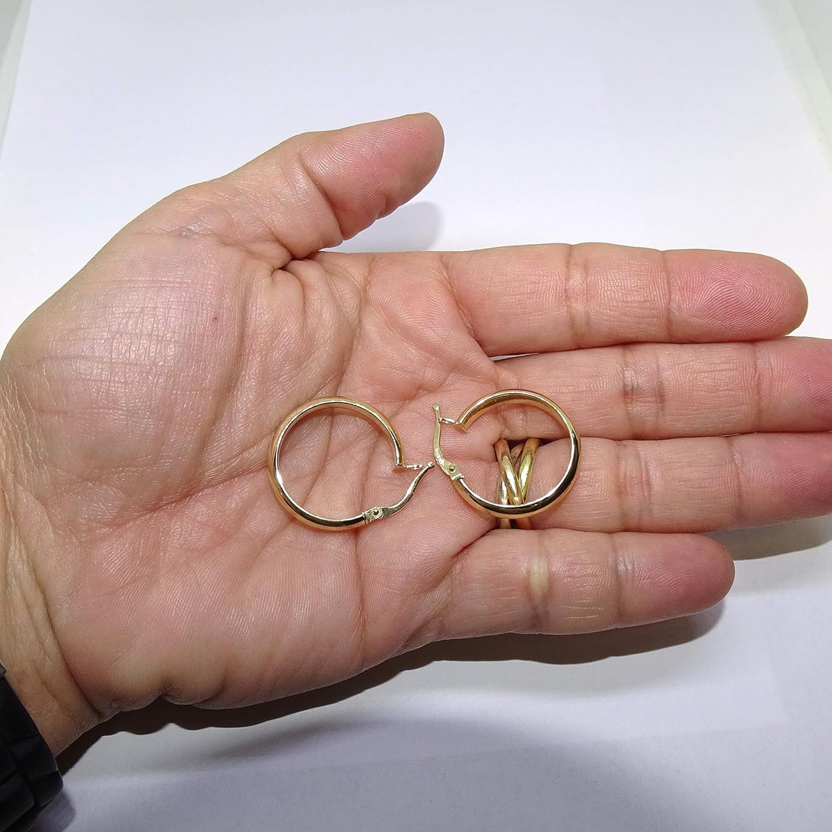 Boucles d'oreilles créoles en or jaune 18 carats avec tube demi-tige de 4 mm de large par 2,3 cm de diamètre extérieur. 2,10 g d'or 18 carats. Un cadeau vraiment spécial pour les femmes., Or 18 carats