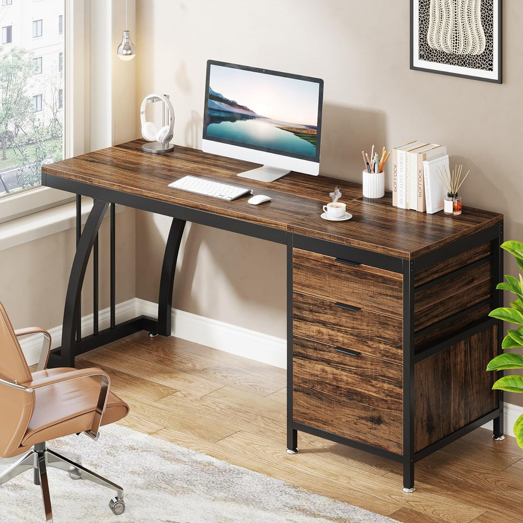 Tribesigns Bureau d'ordinateur avec 3 tiroirs 150 cm avec tiroirs réversibles - Bureau Industriel avec Plateau de Rangement (Marron Rustique.)