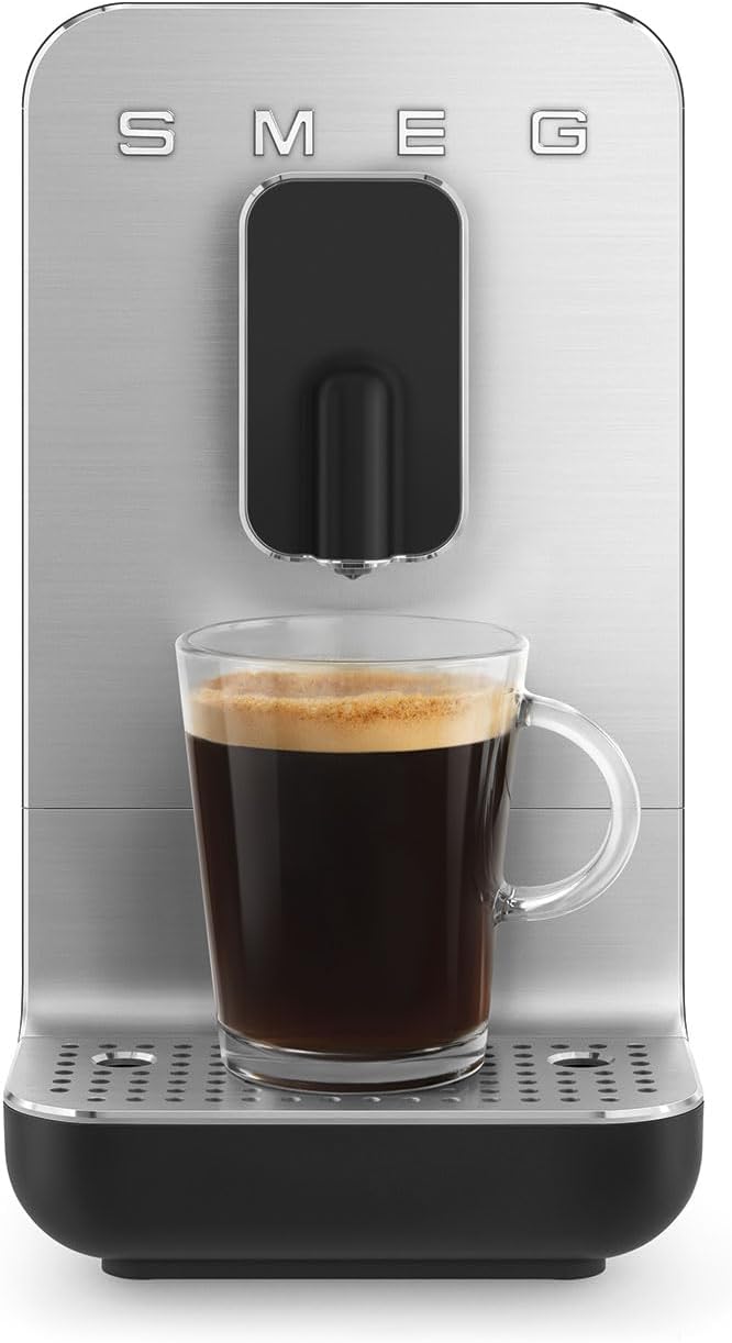 Smeg, Machine à Café Expresso Automatique BCC11BLMEU, Broyeur à grain intégré, Système Thermoblock, Réservoir d'Eau 1,4 L, Bac Récupérateur Amovible, Dimensions Compactes, 1350W, Noir